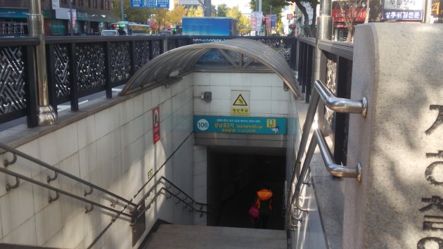 錦南路5街駅の出入口